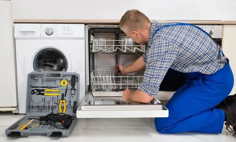 Karabağlar Warmhaus servisi teknisyen ekibi beyaz eşya tamiri yaparken